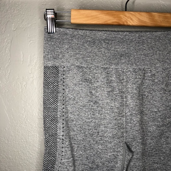 Fabletics Grey Mid-Rise Seamless Dot Capri Small - Picture 3 of 6